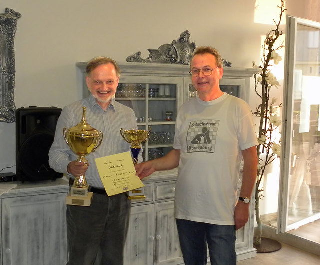 KO'BURG OPEN 2014 - Offene Schachmeisterschaft von Korneuburg - 1. Platz Johann Pöcksteiner (Schachklub Austria Wien) mit Dieter Seidler (Obmann-Stv. Schachverein Korneuburg) | Foto: PERTL ROMAN
