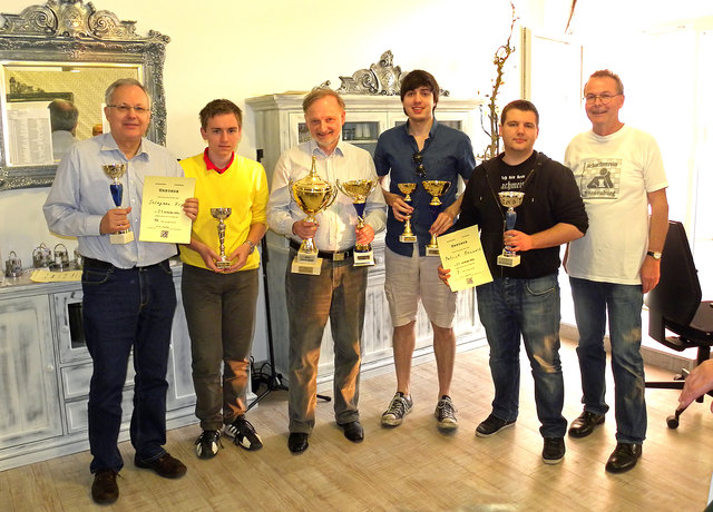 KO'BURG OPEN 2014 Siegerfoto - von links: Seniorenpreisgewinner Sulejman Krpo, Jugendpreisgewinner Christian Iro, Sieger Johann Pöcksteiner, Peter Sadilek (2. Platz), Patrick Reinwald (3. Platz) und Dieter Seidler (Obmann-Stv. Schachverein Korneuburg)