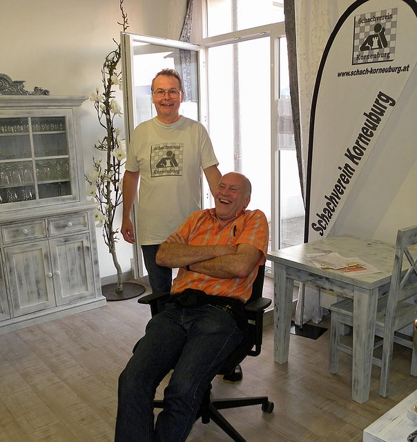 KO'BURG OPEN 2014 - Der Hauptpreis bei der Tombola (Bürostuhl - gespendet von der Firma Blaha) ging an Gerhard Schindler vom SC Wolkersdorf (im Bild mit Dieter Seidler) | Foto: PERTL ROMAN