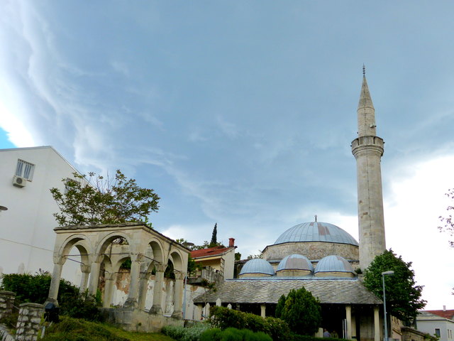 Zu den Sehenswürdigkeiten der Stadt gehören sehr schöne Moscheen und Kirchen, wie die Karadjoz-Beg-Moschee .