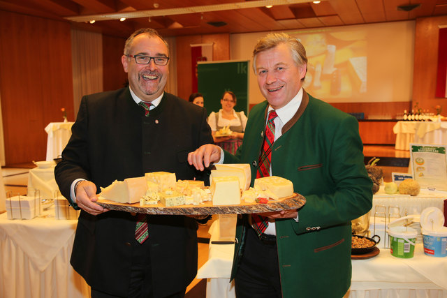 Harald Weidacher designierter Präsident des Vereines der Käsesommeliere, Franz Essl Präsident der Landwirtschaftskammer | Foto: Franz Neumayr