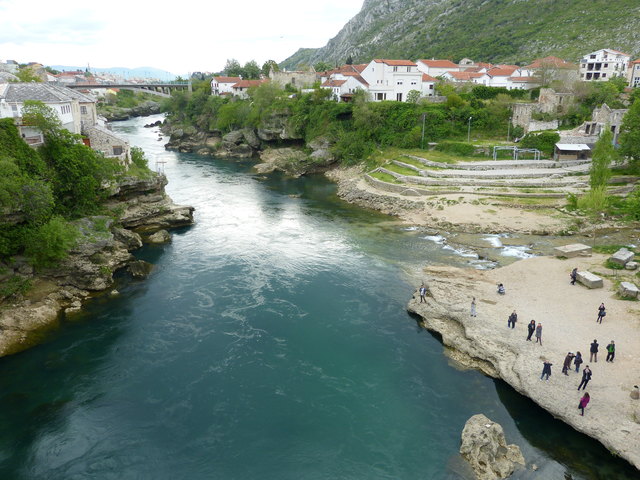 Eine Besonderheit in Mostar sind die Brückenspringer.
Das Brückenspringen hat eine alte Tradition.
Jedes Jahr trafen sich die jungen Männer von Mostar um von der Brücke zu springen. ( Mutprobe )
Nach dem Krieg wurde extra eine Plattform errichtet.
Diese Sprünge sind sehr gefährlich.