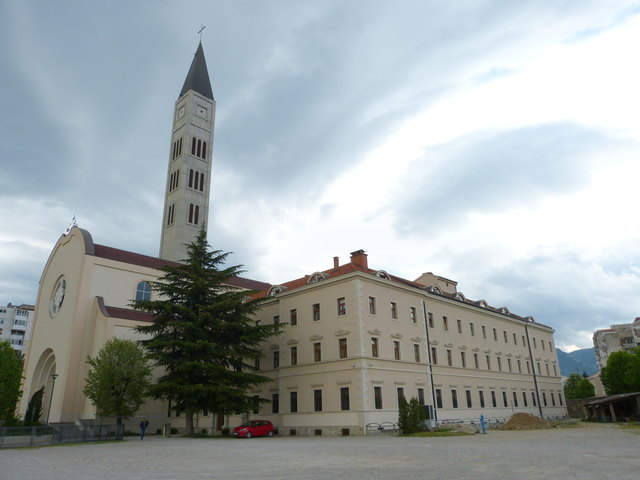 Eine bedeutende katholische Kirche in Mostar ist die Franziskanerkirche des St. Peter und St. Paul, die ursprünglich im Jahre 1866 erbaut, aber leider im letzten Krieg im Jahre 1992 zerstört wurde. An der gleichen Stelle wurde im Jahre 2000 eine neue, größere Kirche mit dem gleichen Namen erbaut.