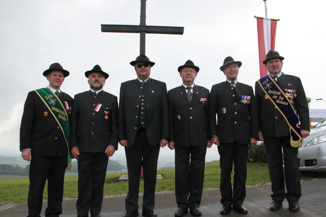 Vor 65 Jahren wurde das Heimkehrerkreuz errichtet. Zur 16. Gedächtnisfeier fanden sich Matthias Pabinger, Johann Berndl, Ludwig Bieringer, Fritz Guggenberger, Horst Gschwandtner und Johann Lindner ein.