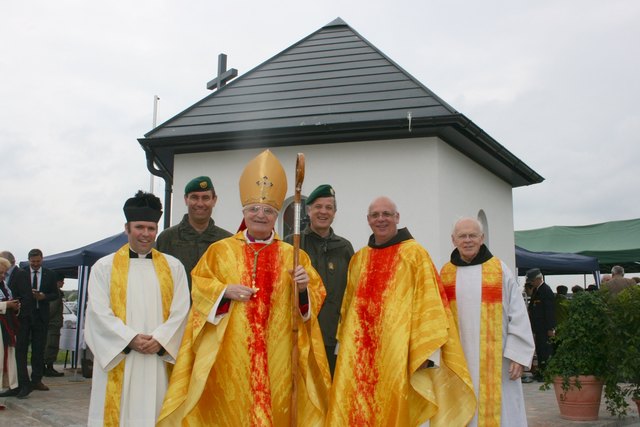 Militärbischof Christian Werner (3.v.l.) mit Militärpfarrer Alexande Wessely, Kasernenkommandant Thomas Erkinger, Militärkommandant Johann Luif, Stadtpfarrer Raphael Rindler und Pater Anton Bruck.