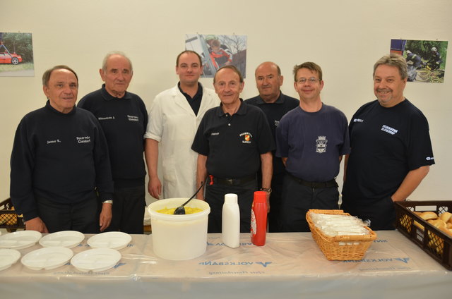 (3. v.l.) OLM Karl-Heinz Kohl mit den Feuerwehrsenioren der FF Gleisdorf die für das Essen zuständig war.