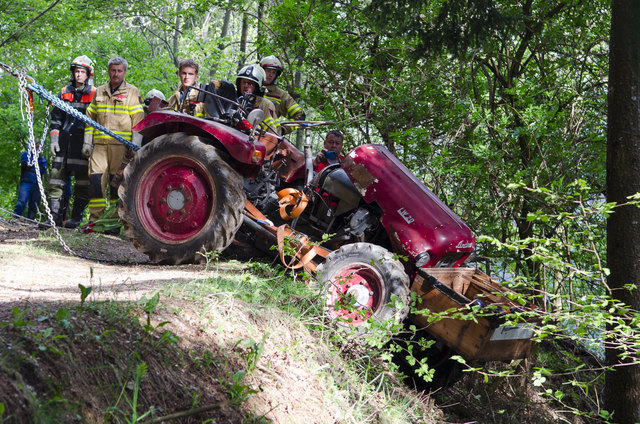 Die Feuerwehr barg den ramponierten Traktor. | Foto: Brunner Images