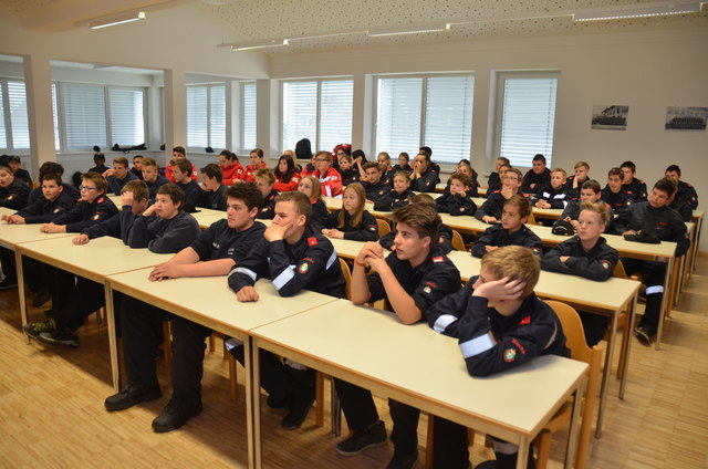 Die Jugendlichen von Feuerwehr und Roten Kreuz im Lehrsaal wo sie von der Polizei einen Vortrag über das Jugendgesetz erfuhren.