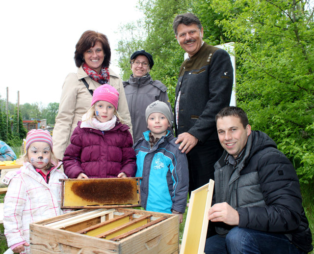 Ein „Blick in den Bienenstock“ war eine der interessanten Stationen beim LAK-Familientag. Im Bild: NÖ LAK-Vizepräsidentin Josy Czezatke (li.), NÖ LAK-Präsident Andreas Freistetter und NÖ LAK-Mitarbeiter Gerhard Lechner (hockend re.) mit Regina Koller (mi.) und ihren Kindern Katharina, Anna und Daniel aus Kirchberg/Wild. | Foto: NÖ Landarbeiterkammer