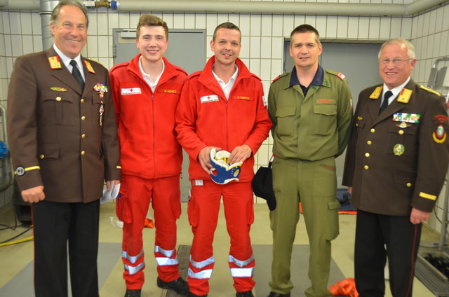 (li.) OBR d.ÖBFV Peter Kirchengast mit zwei Mann vom Roten Kreuz Ortsstelle Gleisdorf, Organisator und Abschnittsjugendwart OBM Thomas Fröschl und E-ABI Josef Jackum