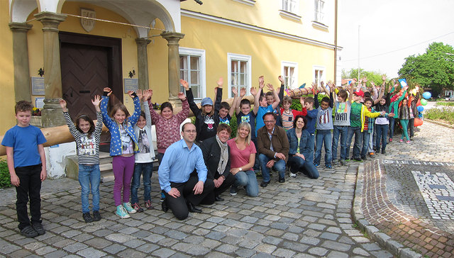 Die Klassen 3b und 4a der Volksschule Sieghartskirchen hatten mit Amtsleiter OSekr. Andreas Knirsch, geschäftsführende Gemeinderätin Josefa Geiger, Susanne Husner, Direktor Gerhard Beer und Martha Hollergschwandtner sichtlich Spaß beim Aufputzen des Maibaumes.