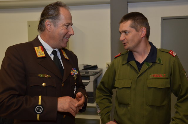(li.) OBR d.ÖBFV Peter Kirchengast mit Organisator und Abschittsjugendwart OBM Thomas Fröschl im Gespräch