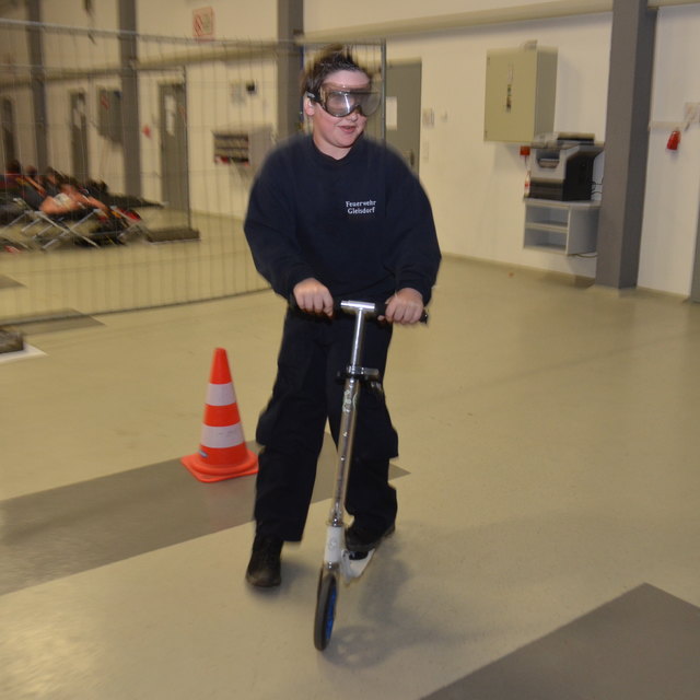 Mit einer speziellen Brille fuhren die jugendlichen mit den Scooter einen Parcours