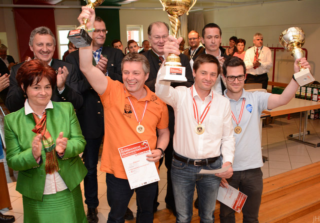 Die Sieger der Österr. Staatsmeisterschaft im Heißluftballonfahren, vlnr.: Andreas Simoner (zweiter), Helmut Pöttler (erster), Daniel Kusternigg (dritter).