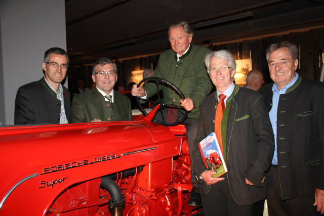 Auf einem historische Porsche-Traktor nahm Ernst Piech im Beisein von Renè Kuel, Sepp Schwaiger, Matthäus Maislinger und Sepp Übertsberger Platz.