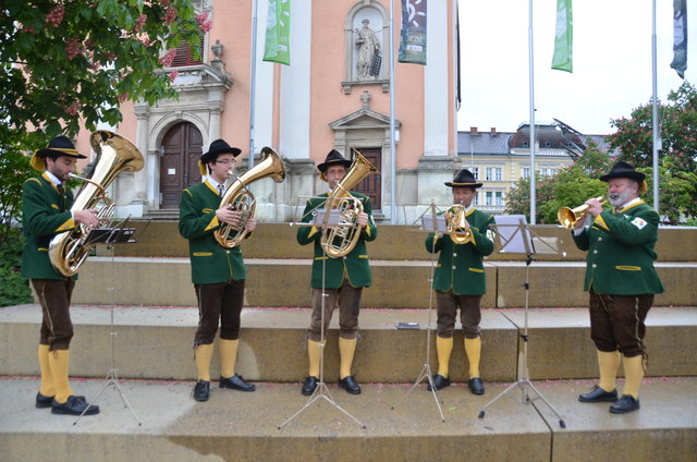 Die Abordnung der Stadtkapelle Gleisdorf am Hauptplatz