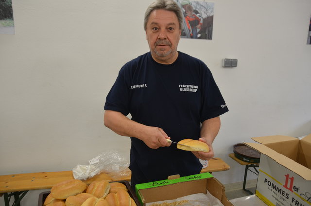 Feuerwehr-Unterstützer Franz Freimuther beim Semmeln aufschneiten fürs Frühstück
