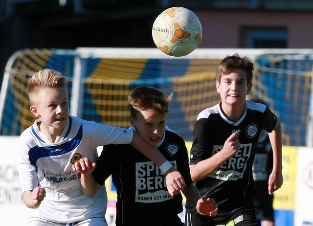 Jonas Thürschweller (JAZ West/DSC-weißer Dress) im harten Kampf mit zwei Sturm-Spielern. | Foto: Franz Krainer