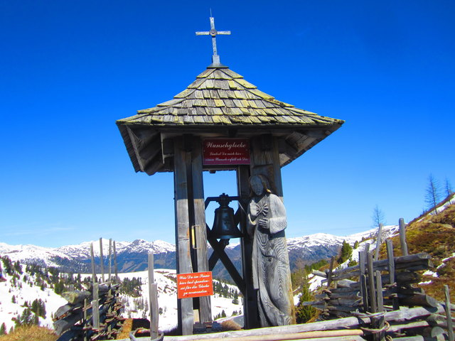 die Wunschglocke bei der Glockenhütte auf 2.024 m Seehöhe.