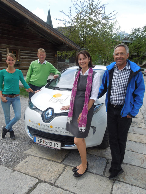 Kohr-Cafe im TAURISKA-Kammerlanderstall. Das Elektroauto der Fa. SalzachSonne lud zu Probefahrt ein. V.l.: Verena Olschnögger, Toni Lassacher, Susanna Vötter-Dankl und Helmut Gruber (SalzachSonne). Foto: tauriska