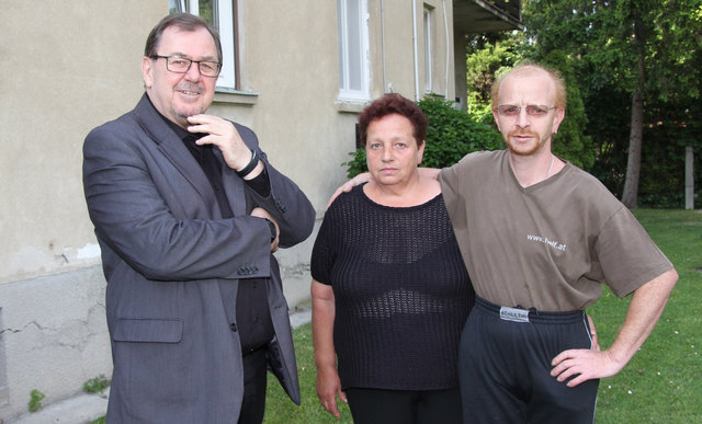 Vbgm. Wolfgang Trofer mit Adelheid Piringer und deren Sohn Andreas Richter, beide Wohnungsinhaber. | Foto: Kreska