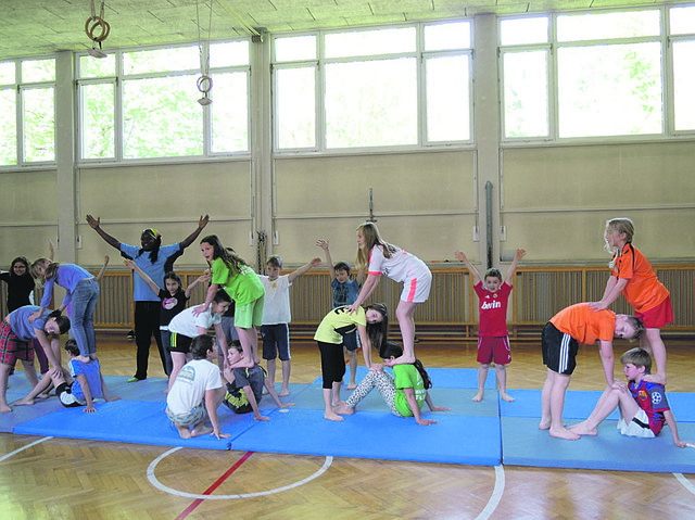 Die Schüler waren begeistert vom Akrobatik-Workshop und bauten schnell einige einfache akrobatische Figuren.
