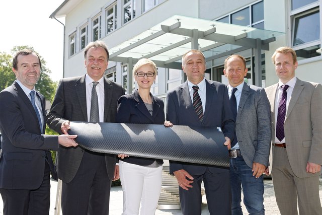 Landtagsabgeordneter Alfred Frauscher, FH-Geschäftsführer Gerald Reisinger, Landesrätin Doris Hummer, Lehrgangsleiter Wolfgang Stadlbauer, Fill-Geschäftsführer Andreas Fill, Techno-Z-Geschäftsführer Christoph Schöndorfer. | Foto: Land OÖ/Werner Dedl