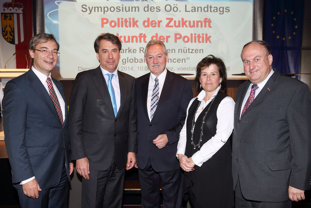 Symposiumsteilnehmer: Axel Greiner (IV OÖ), Stefan Pierer (KTM), Landtagspräsident Viktor Sigl, Birgit Gerstorfer (AMS OÖ) und Rudolf Trauner (WKOÖ, v. l.). | Foto: Land OÖ/Dedl