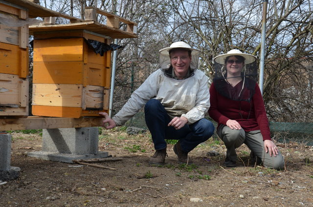 Friedhofschefin Cornelia Lacina mit Stadtimker Felix Munk: Neue Bienenvölker werden jetzt angesiedelt. | Foto: Foto: Anderer