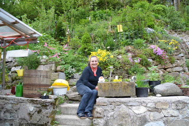 Für Hermine Reisenbichler aus Scheibbs gibt es nichts Besseres, als sich in ihrem schönen Garten aufzuhalten. "Natur pur" ist ihr Lebensmotto. | Foto: Mayr