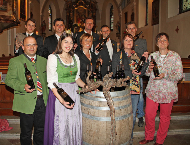 Wertvolle Präsentation in der Kirche. Pfarrer Thomas Babski nahm die Weihe von Wein und Tauwinzern vor.