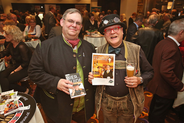 Vertauschte Rollen? Karl Zuser jun. präsentiert Conrad Seidls „Bierguide 2014“, der Bierpapst präsentiert „Zusers feinsten Schaumstoff“, die neue Hauszeitung des OÖ Bierlokals des Jahres 2014. | Foto: medianet AG/APA-Fotoservice/Hartl
