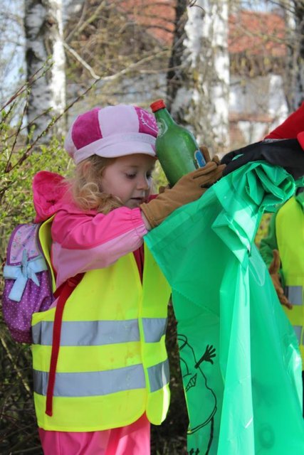 20 Vereine, die Kindergartenkids und die Schüler der Volks- und Hauptschule haben zusammengeholfen und ihre Gemeinde Lochen am See von achtlos weggeworfenem Müll befreit. Als Dank gab es anschließend von der Gemeinden eine Jause. | Foto: Gemeinde