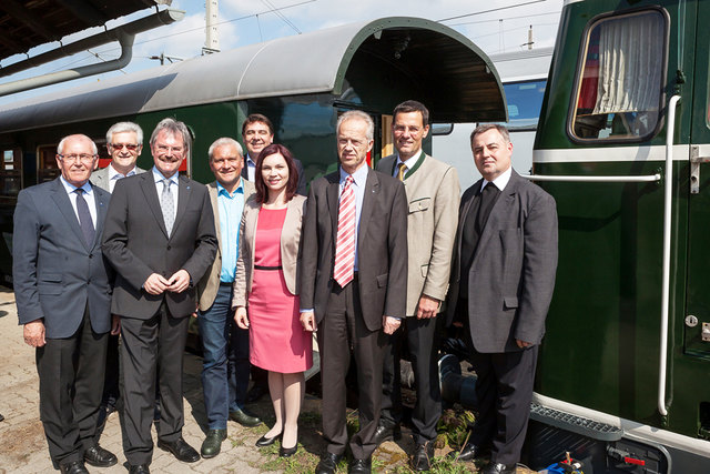 LR Karl Wilfing, Bgm. Karl Heilinger und  NÖVOG-Gf. Gerhard Stindl mit den Ehrengästen.           Foto: jm