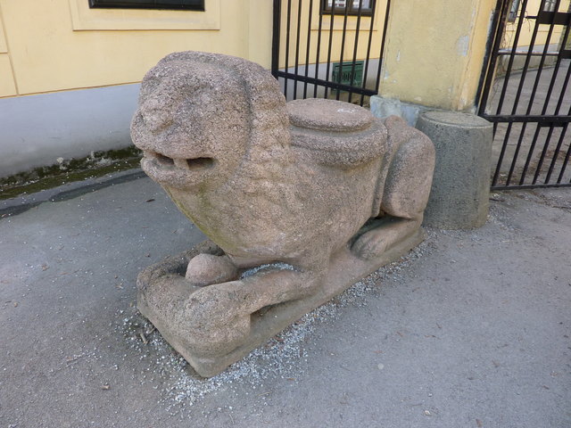 Pötzleinsdorf: Den Eingang zum Schlosspark bewachen zwei Löwen.