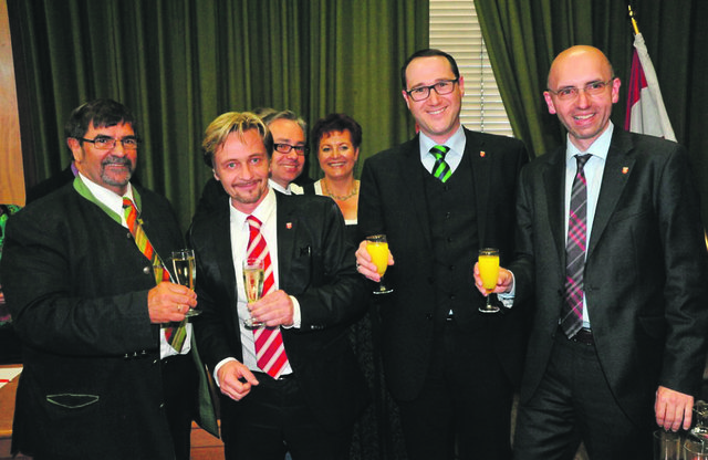 Anstoßen: Altbürgermeister Siegfried Schafarik, Gerald Schmid, Vize Markus Schöck und Neo-Vize Guido Zeilinger. Foto: Waldhuber