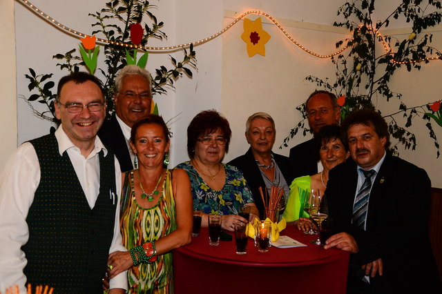 Unterhielten sich prächtig: Roland John, Magda und Peter Czaja, Christine Hamele, Milly Heißenberger, Familie Glaser und Thomas Hamele