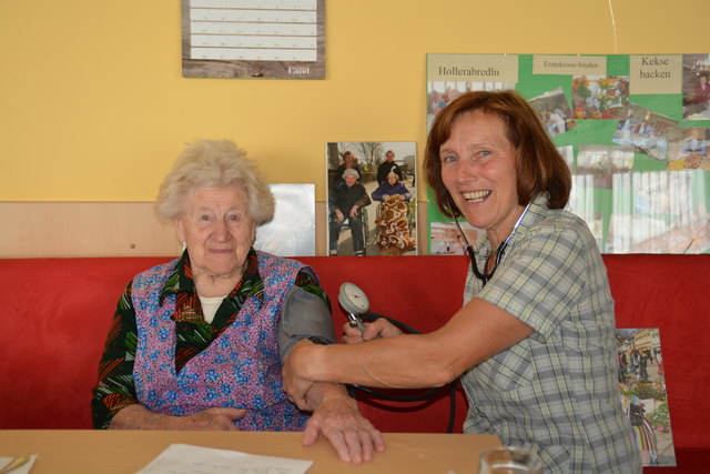 Maria Teufl vom Pflegeheim in Amstetten misst bei Anna Hofschweiger den Blutdruck.