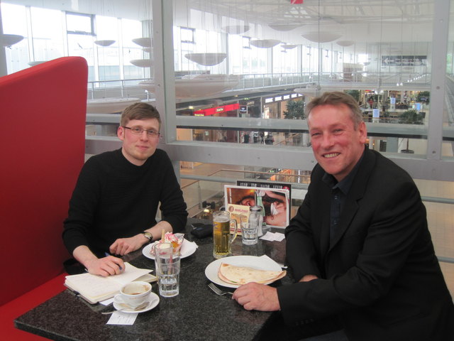 Bezirksvorsteher Norbert Scheed im Gespräch mit bz-Redakteur Robert Berger im Café Pascucci im Donauzentrum. | Foto: Fitzinger