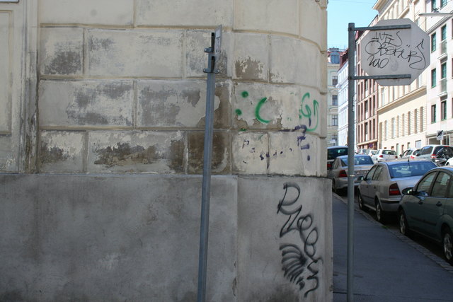 Schmierereien verunstalten die Ecke Schulgasse / Hans-Sachs-Gasse.