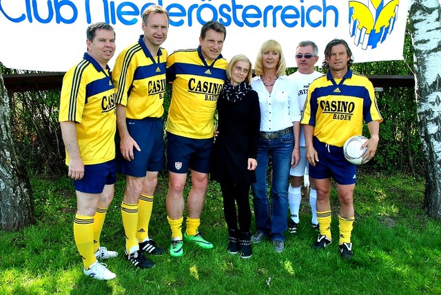 Edi Roch, Toni Pfeffer, Andi Herzog, Hedi Stadler (Spendenempfängerin), Theres Friewald-Hofbauer (Geschäftsführerin des Club Niederösterreich), Josef Rosatzin (Obmann des SV Niederabsdorf), Frenkie Schinkels.