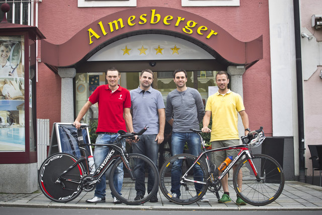 RAAM-Sieger Christoph Strasser, Hotelier Peter Gruber, Rennleiter Race Around Austria, Michael Nussbauer und Trainer Gerald Bauer. | Foto: Foto: Maurer