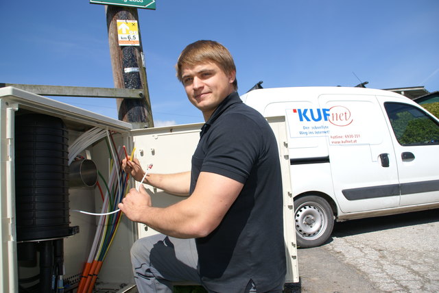 KufNet-Techniker Stefan Zanier bei einem Verteilerkasten in Ebbs-Oberndorf. | Foto: Stadtwerke Kufstein