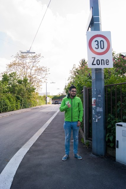 Tarik Darwish von den Liesinger Grünen in der Schartlgasse. Hier war die 30er-Zone wegen des Kindergartens notwendig. | Foto: GRüne Liesing