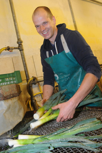 Der Porree wird jetzt vom Feld genommen und gewaschen.