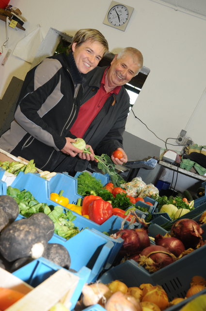 Stammkunde Sepp Ferner deckt sich bei Katharina Bartik mit frischem Gemüse ein.