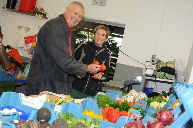 Stammkunde Sepp Ferner deckt sich bei Katharina Bartik mit frischem Gemüse ein.