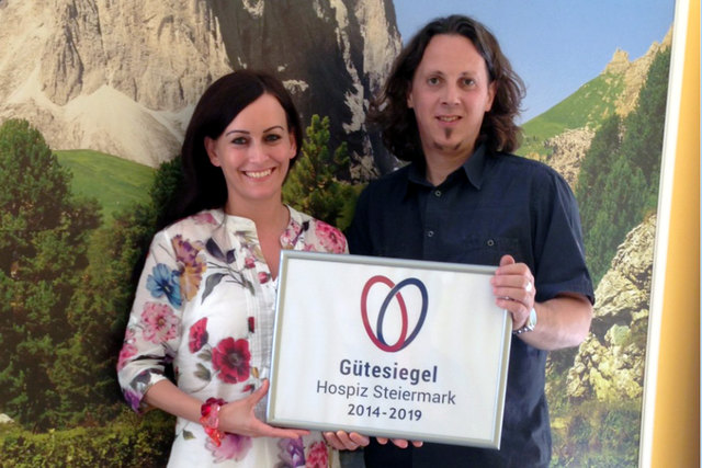 Heimleiter Richard Gröller und Pflegedienstleiterin Annemarie Schunko nehmen stolz das Gütesiegel im Namen des SeneCura Sozialzentrums Wildon entgegen. | Foto: SeneCura