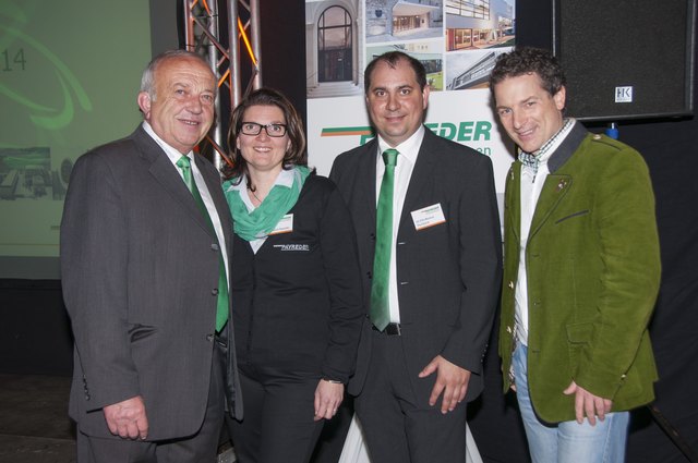 von links nach rechts: Hans Konrad Payreder (Eigentümer), Ulrike Pechböck-Payreder (Prokuristin) und DI (FH) Markus Pechböck (Geschäftsführer) freuten sich mit Dr. Martin Spinka (Arzt, Referent) über den ansprechenden und gelungenen Impulsvortrag „Mein Lebensfeuer – entfache dein inneres Feuer" anlässlich des Partnertreffens der Firma Payreder in Perg. | Foto: Firma Metallbau Payreder