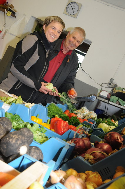 Stammkunde Sepp Ferner deckt sich bei Katharina Bartik mit frischem Gemüse ein.